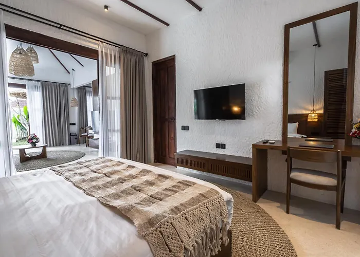 Moonlight By Evdekimi - Stylish 2br Escape With Tropical Garden And Pool
